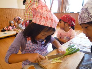 そら組さんは芋煮に入れる、人参・しいたけ・長ねぎを下処理して切りました。長ねぎはと~っても目に染みて、涙がぽろぽろ…。それでも一生懸命最後まで頑張りました☆