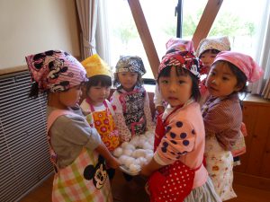 にじ組さんは新米を使って、みんなが食べるおにぎりを100個作りました!!