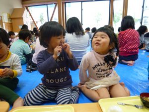 ほし組さんもお兄ちゃん、お姉ちゃんと一緒に食べました。