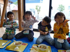 ピカピカの新米おにぎりと大きい鍋いっぱいにあった芋煮はあっという間になくなりました☆あ~おなかいっぱい♪