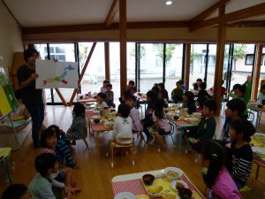 調理スタッフより、「深川丼」の話を聞きました。東京の料理と分かると、「知ってる~」「この間行ってきた~」と知っている土地ということもあり、関心も高まったようでした。