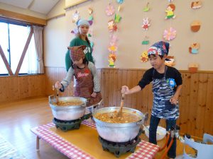 そら組さんが切ってくれたお野菜を使って、次はつばさ組さんのさつま芋カレー作りがスタートです!女の子たちはさすが☆小さいお母さんがいっぱいでとっても頼もしい!!男の子たちは…ちょっぴり火が怖いのか…腰がひけてました(笑)