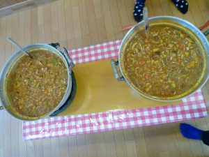 2つのお鍋いっぱいにカレーが完成です!!
