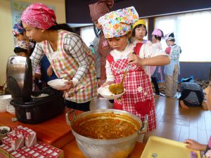 つばさ組さんが代表して、完成したカレーをみんなに配膳しました。にじ組さんも、そら組さんもとっても嬉しそう♪