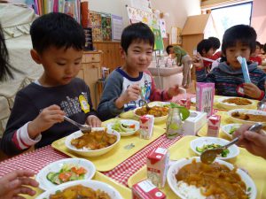 いつもにもまして、お皿いっぱいの山盛りカレーをみんなで美味しくいただきました。