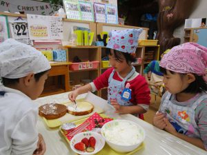 生クリームにシロップを入れ「チョコクリーム・キャラメルクリーム」を作るグループがほとんど。スポンジにクリームをやさしく塗って行きます。クリームを塗り終わると今度はトッピングとデコレーションです。美味しそうに見える様に丁寧に飾りつけている姿が見られました。
