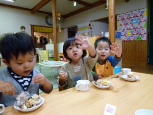ほし組も1人1人ロールケーキにトッピングしてクリスマスケーキ作りを楽しみました。 みんな 満足気にほおばっていました。