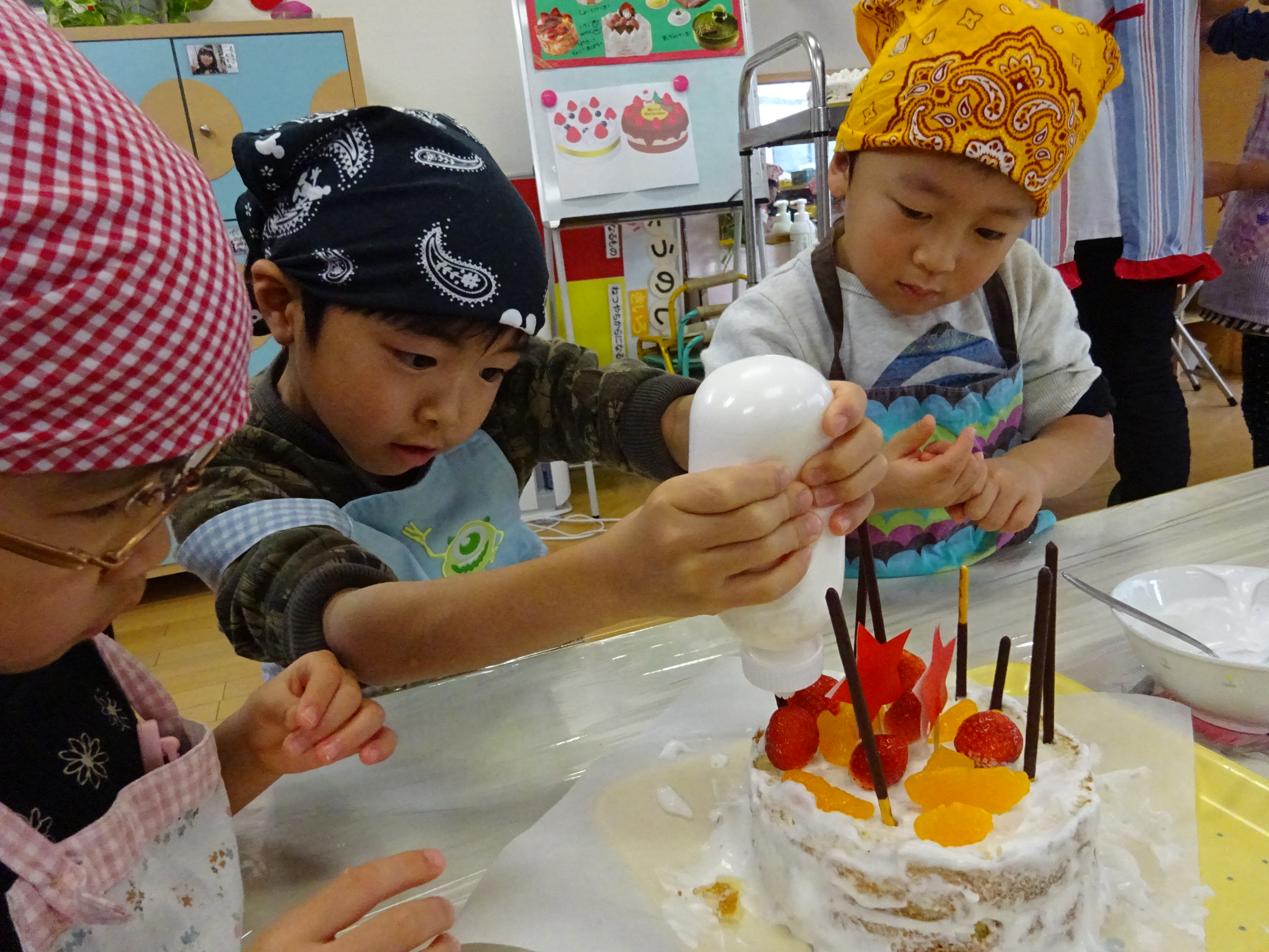 保護中 １２月クッキング保育 クリスマスケーキ作り 幼保連携型認定こども園 美咲こども園 見守る保育 きみもおいでよ おとぎの国へ